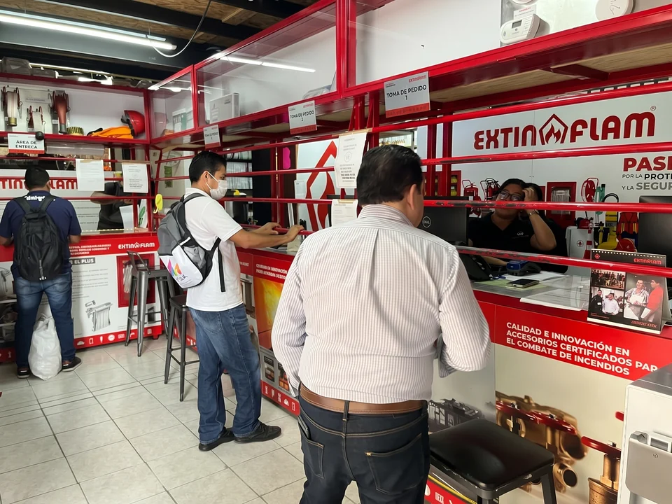 Mostrador de EXTIN FLAM con atención a clientes en la tienda de Ciudad de México